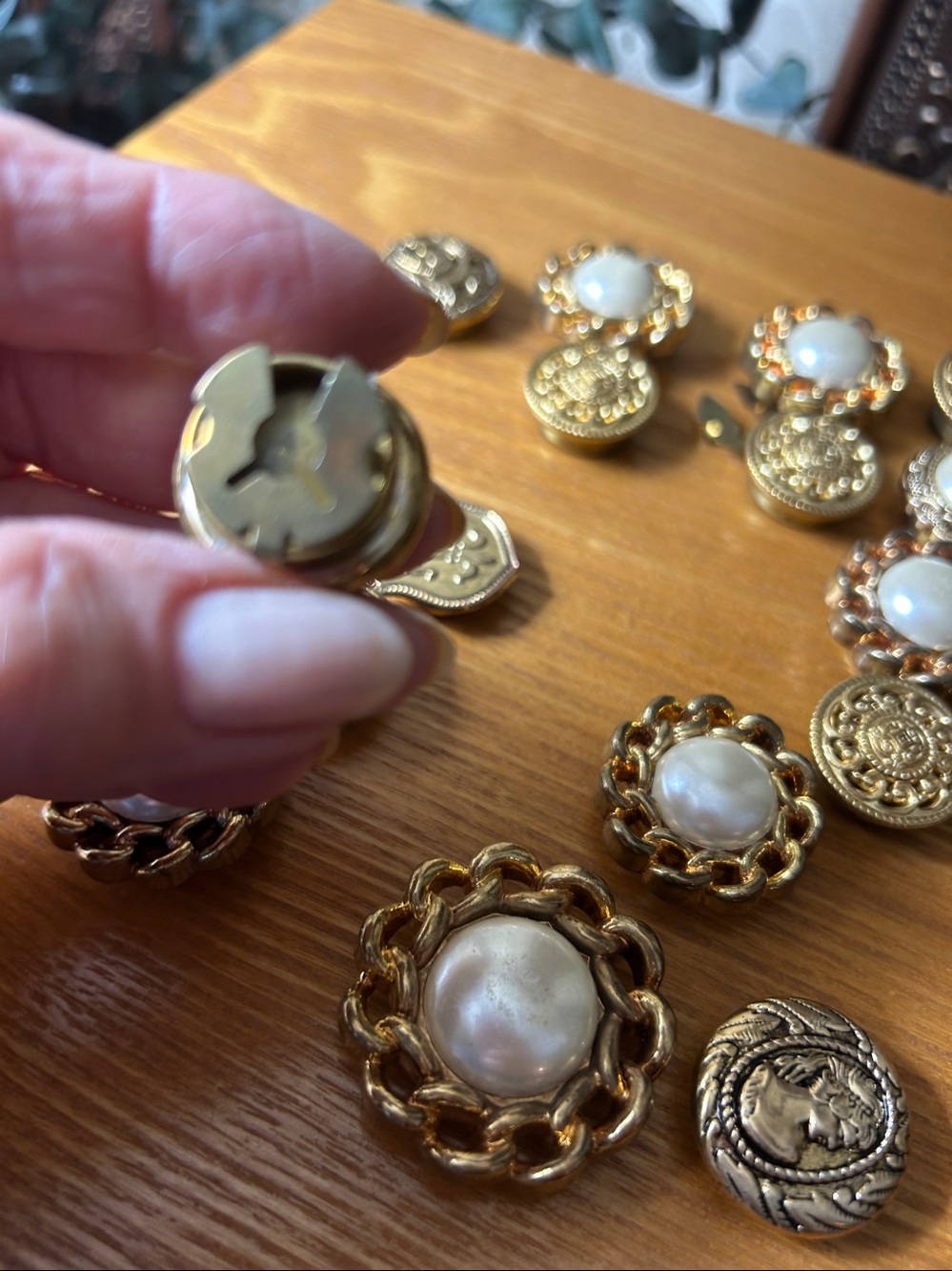 Assorted vintage antique Gold-Tone Buttons covers. - Picture 4 of 5
